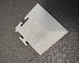 angle dalle pvc gris fonce